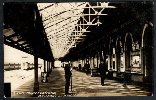 DUNEDIN Railway Station Main Platform. Real Photograph - 240560 - Postcard
