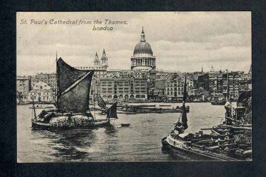 GREAT BRITAIN Postcard of St Pauls Cathedral from the Thames. Old shipping in the foreground. - 40306 - Postcard
