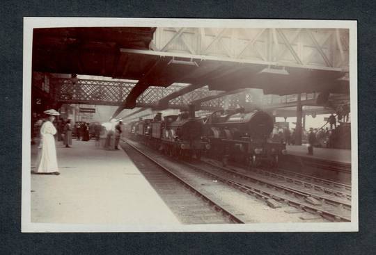 GREAT BRITAIN Real Photograph of Steam Locomotives at Station. Unidentified. - 40528 - Postcard