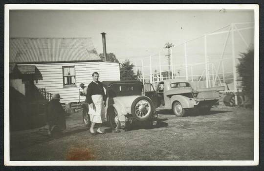 NEW ZEALAND Backyard Scene. Old truck and an absolutely delightful car. - 749782 - Postcard