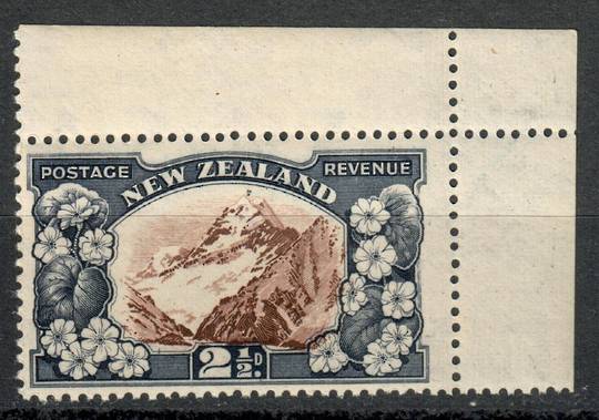 NEW ZEALAND 1935 Pictorial 2½d Chocolate and Blue-Slate. Single watermark. Perf 14-13x13½. Major flaw flag on Mt Cook. - 79356 -